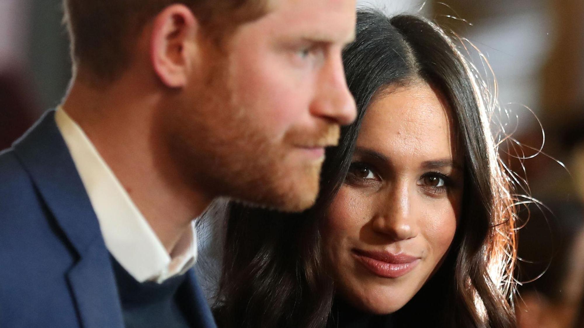 Harry und Meghan schauen.