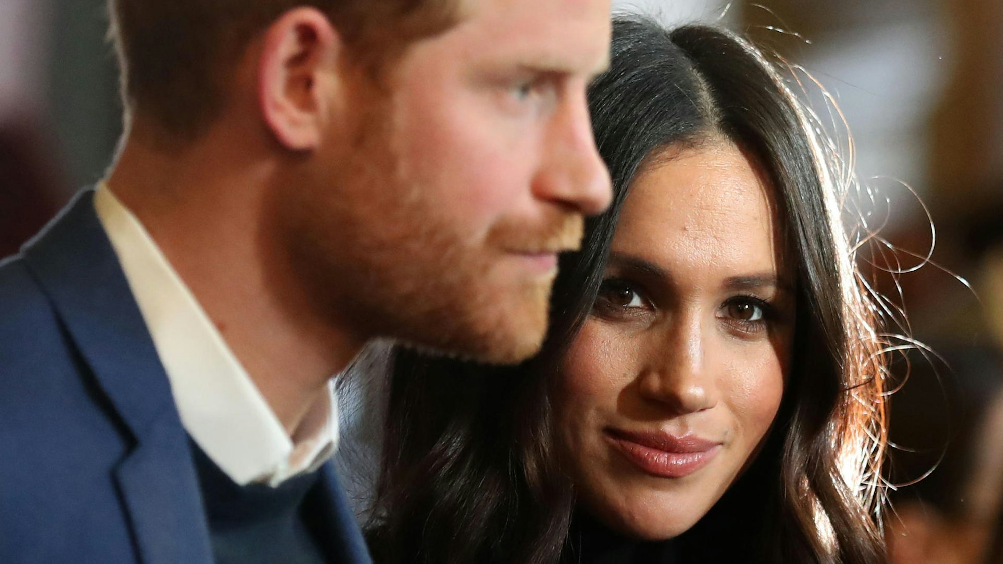Harry und Meghan schauen.