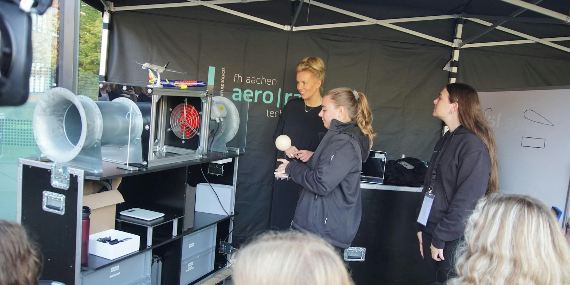 NRW-Wissenschaftsministerin beim zdi-Mädchen-Camp