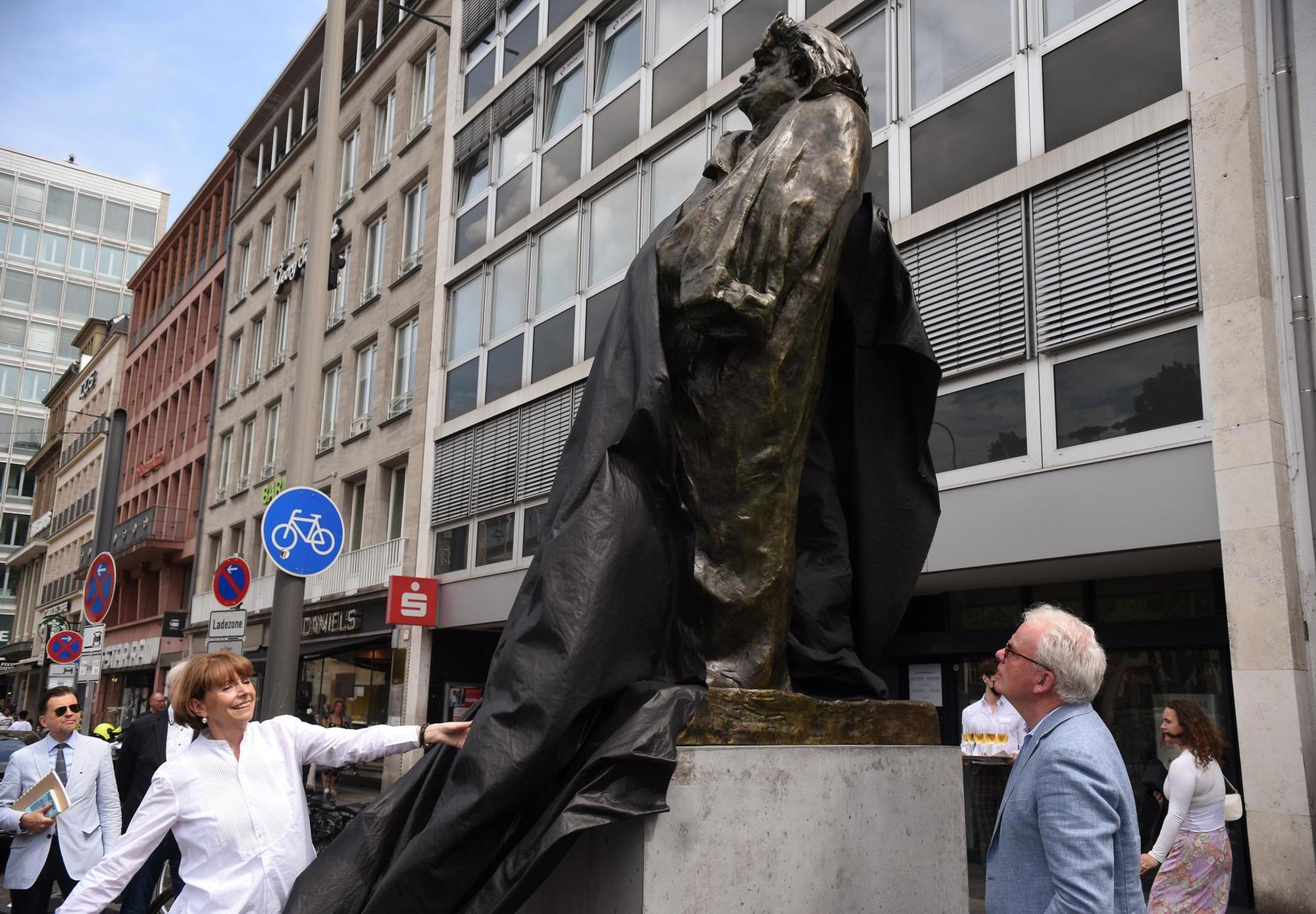 StatueHeader (1)