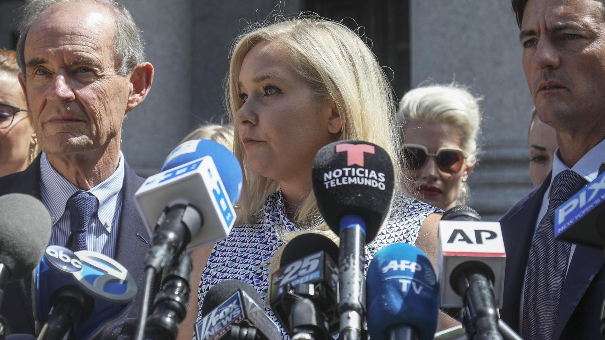 Virginia Roberts Giuffre spricht im Fall Epstein mit Journalisten vor einem Gericht in Manhattan.