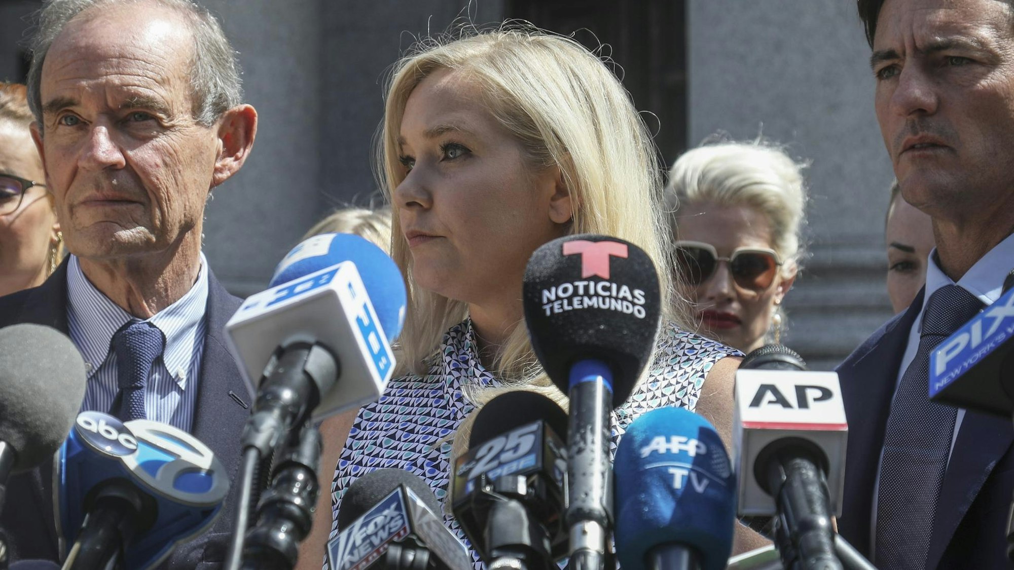 Virginia Roberts Giuffre spricht im Fall Epstein mit Journalisten vor einem Gericht in Manhattan.