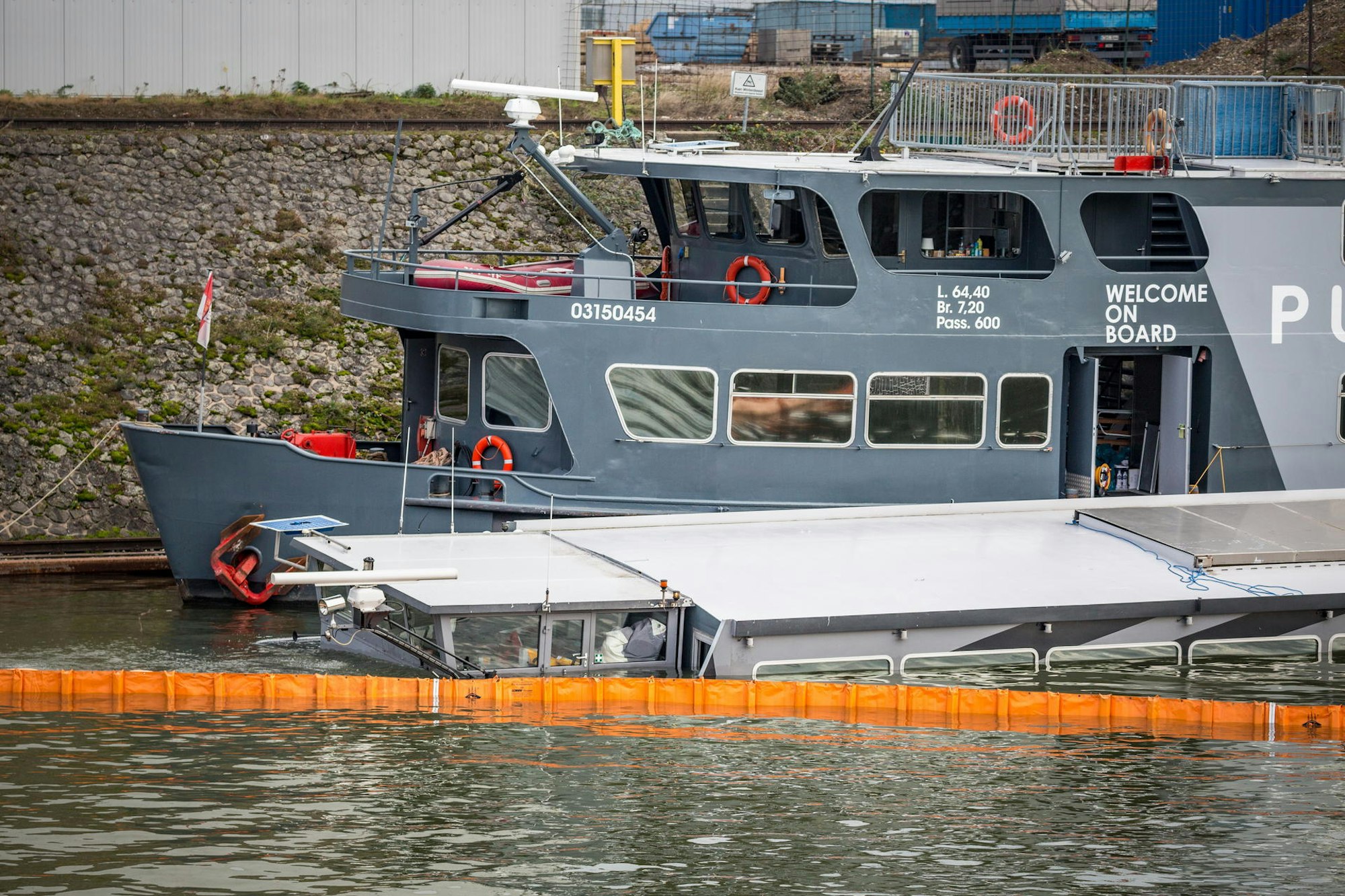 Die Feuerwehr vermutet, dass sich das Schiff unter der Hafenmauer verkeilt hat