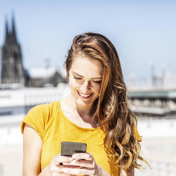 frau_smartphone_dom