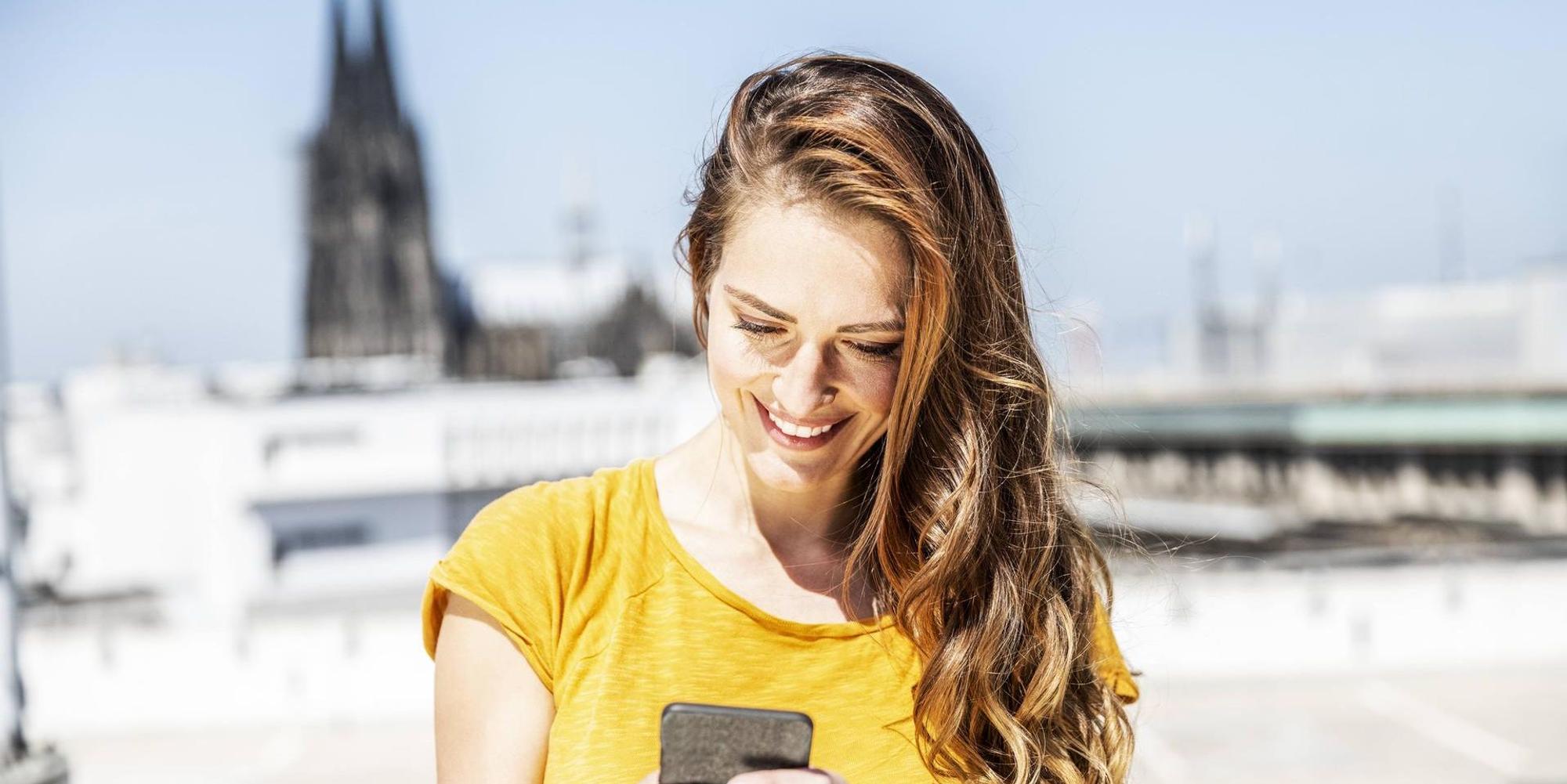frau_smartphone_dom