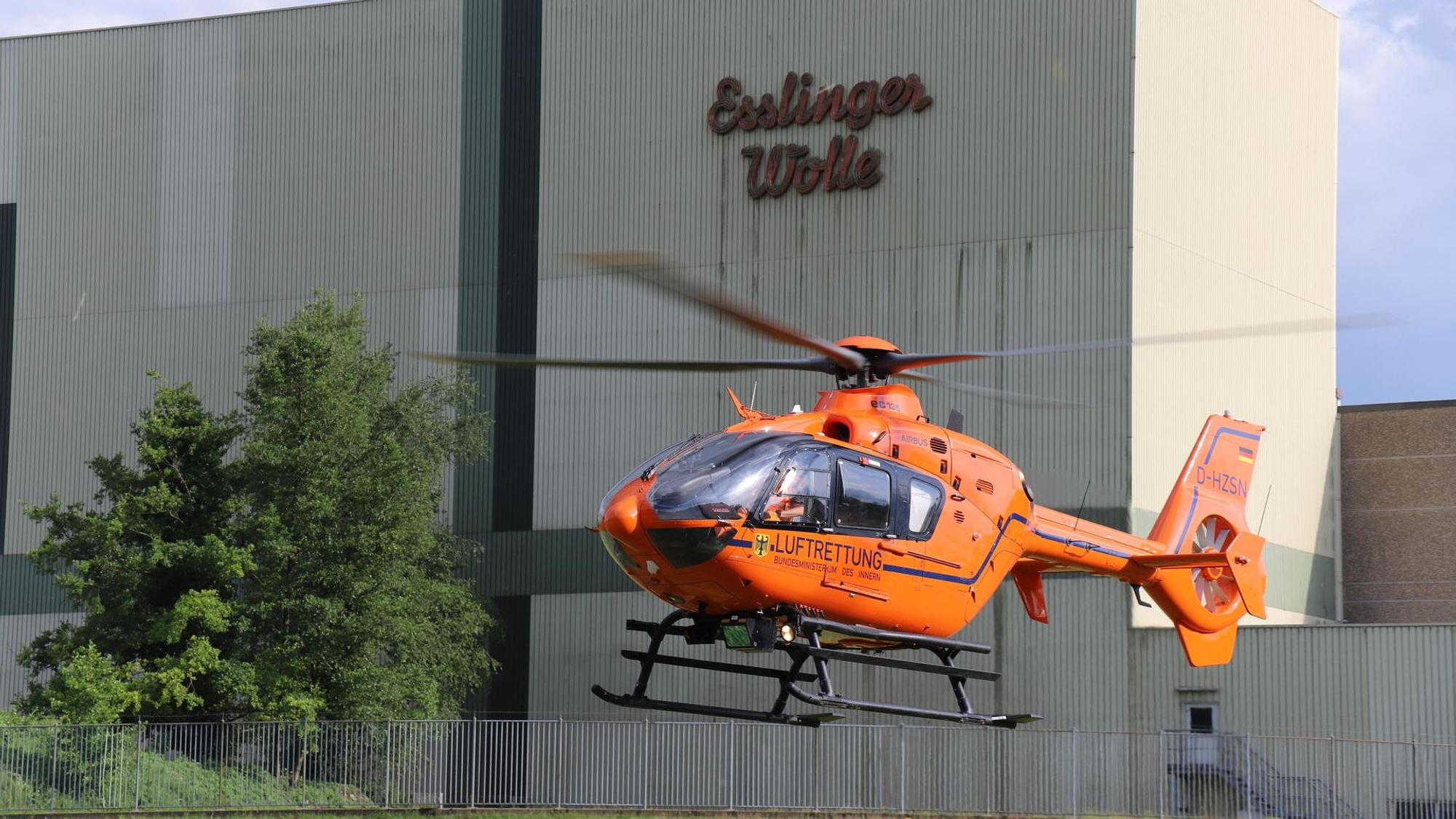 Der Rettungshubschrauber „Christoph 3“ landete auf der Wiese direkt neben der Unglücksstelle in Eitorf.
