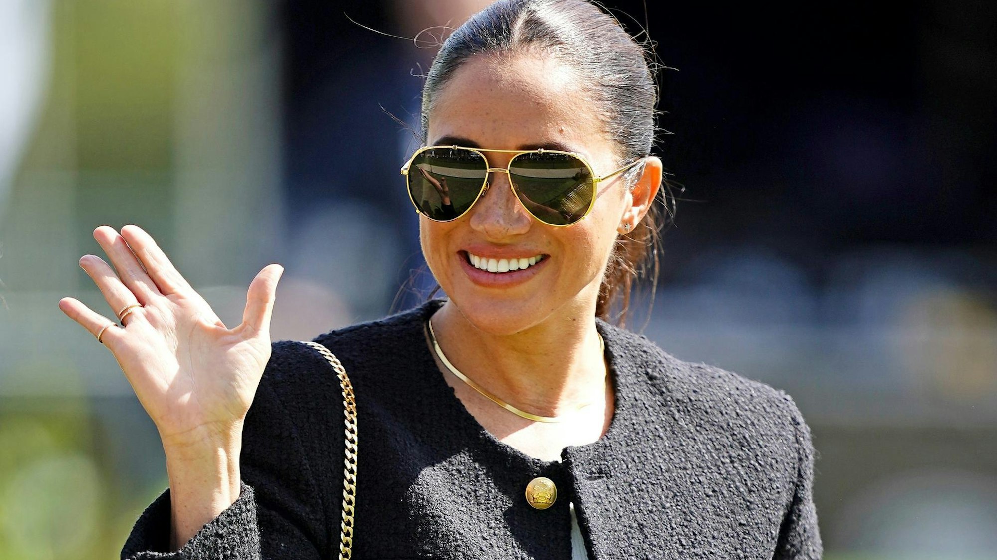 Meghan Markle winkt den Royal-Fans zu.