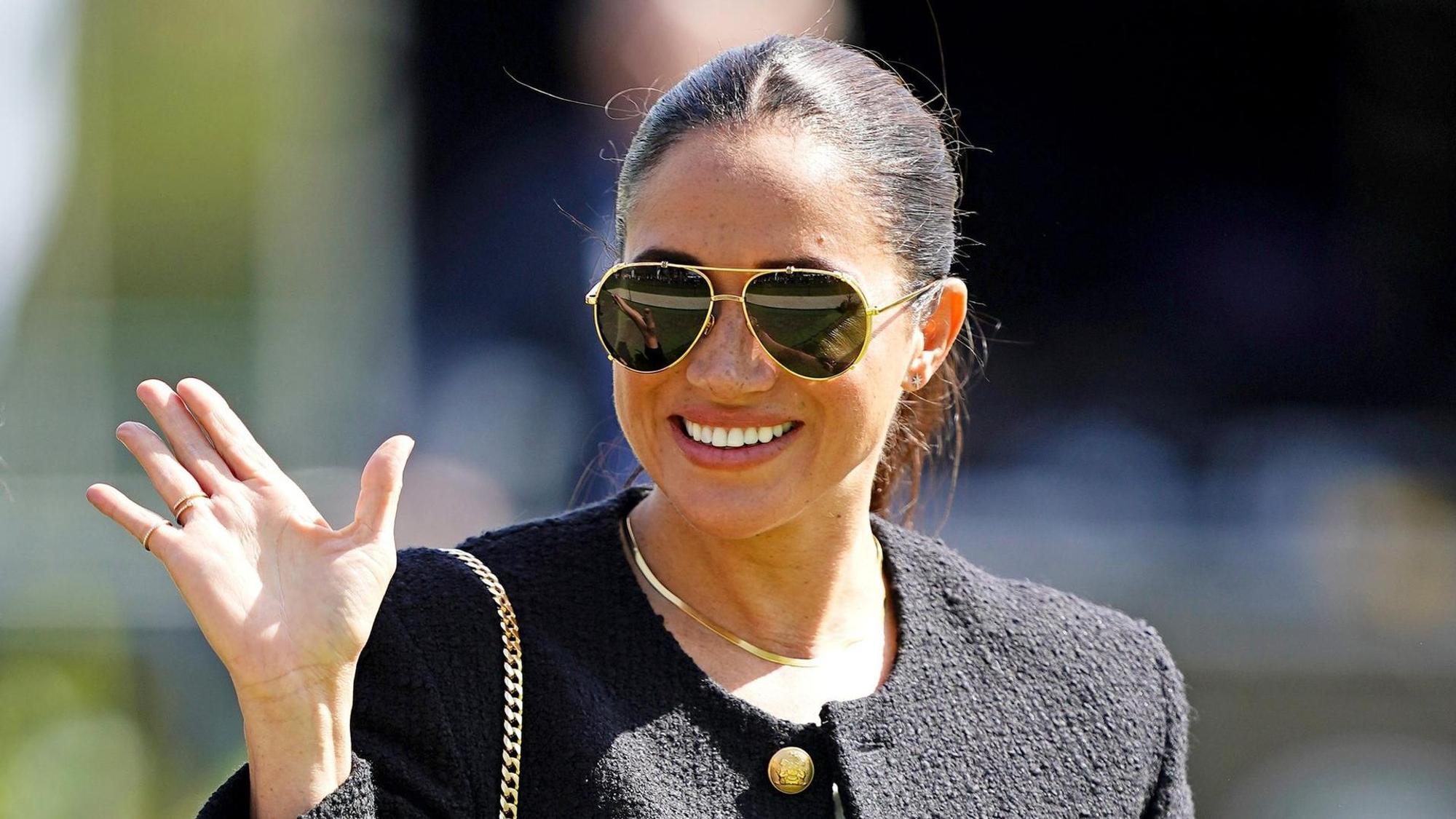 Meghan, Herzogin von Sussex, winkt bei einem öffentlichen Termin.