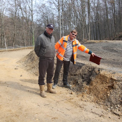 Bauleiter zeigt ursprüngliche Breite
