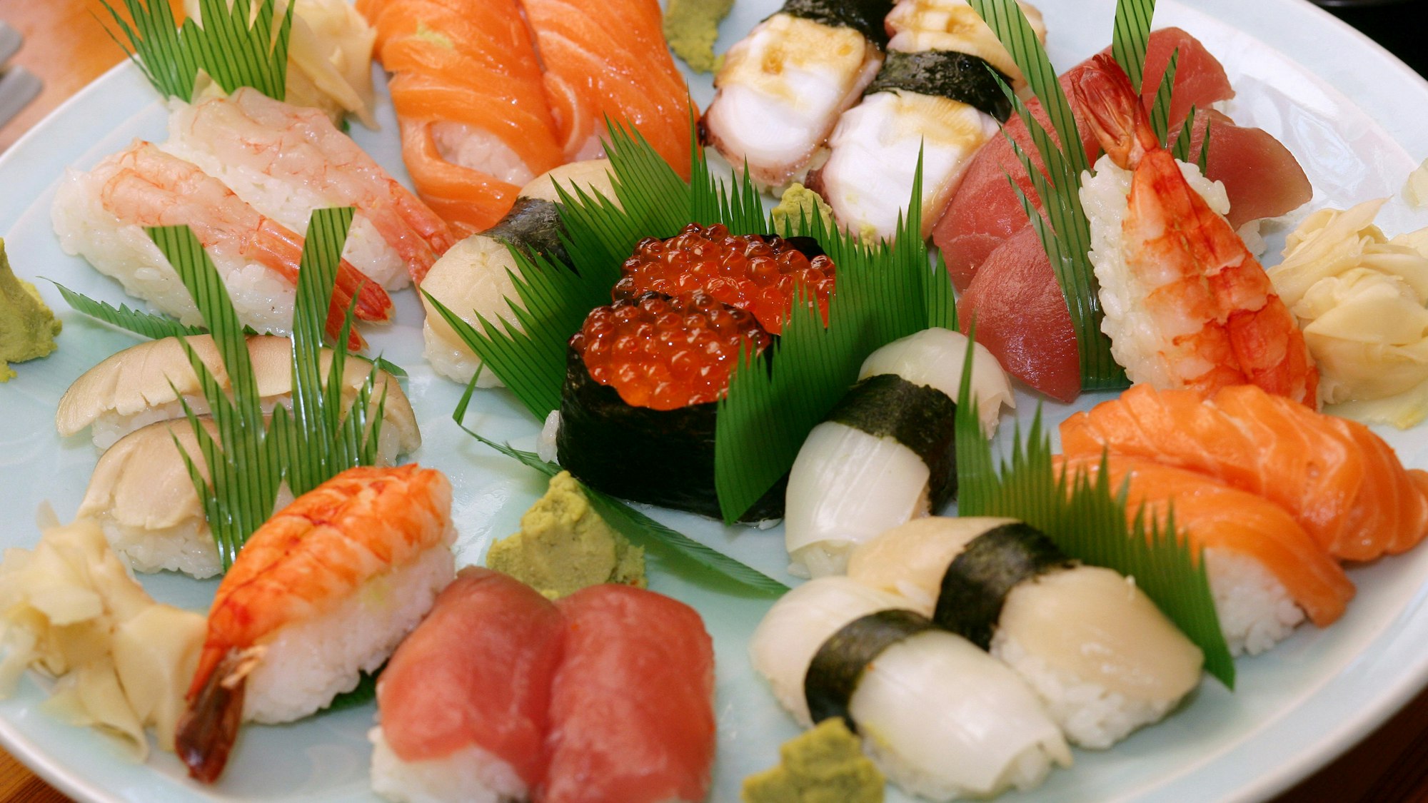 Sushi auf einem Teller.