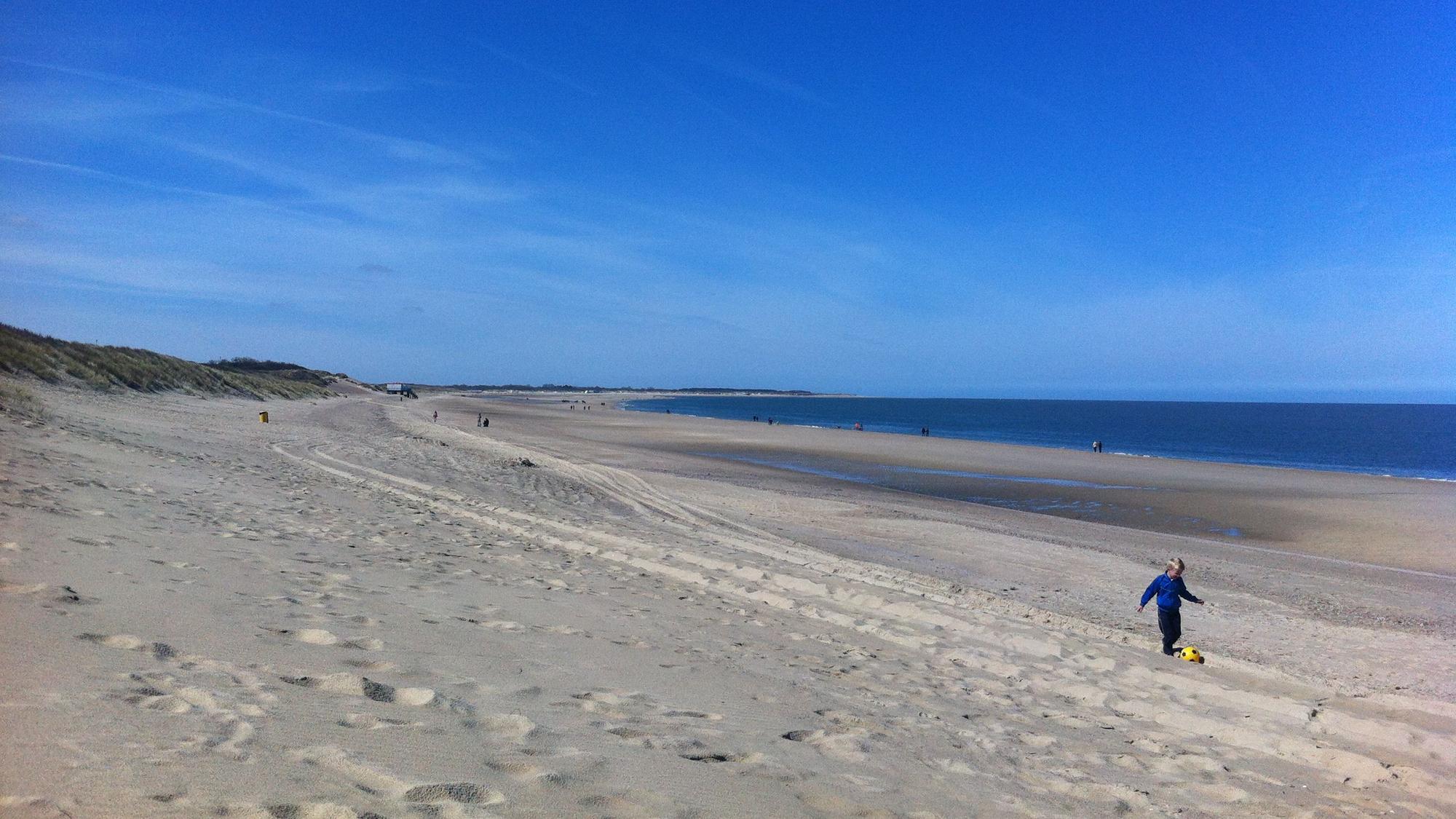Ein Strand in Holland. (Archivbild)