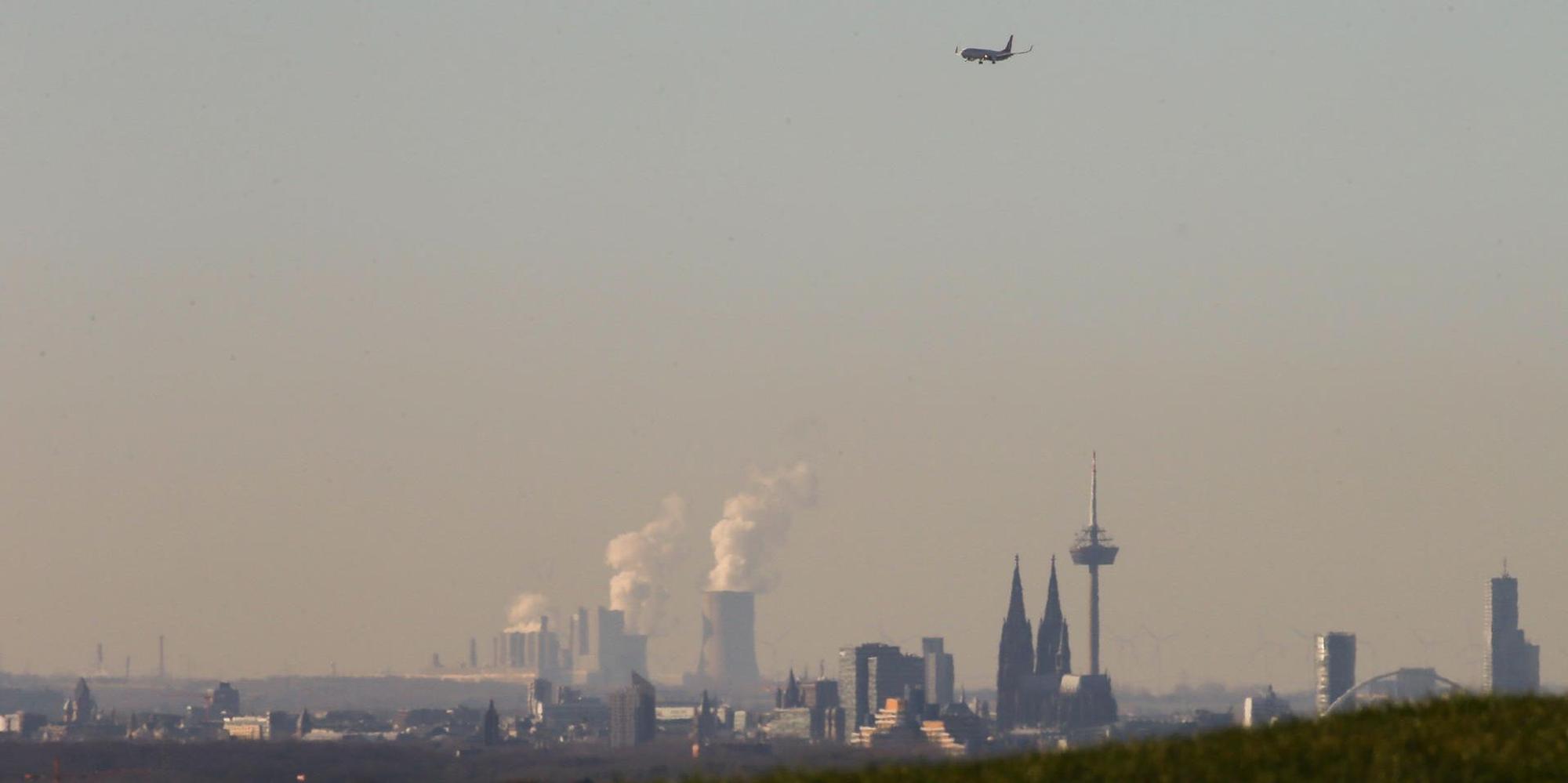 Flugzeug Köln dpa