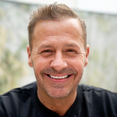 Willi Herren lächelt in die Kamera.