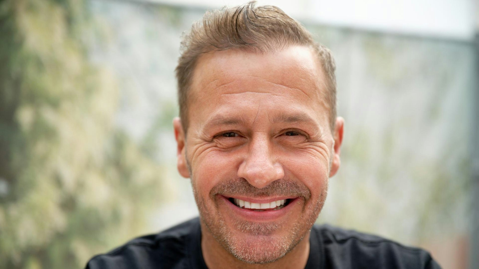 Willi Herren lächelt in die Kamera.