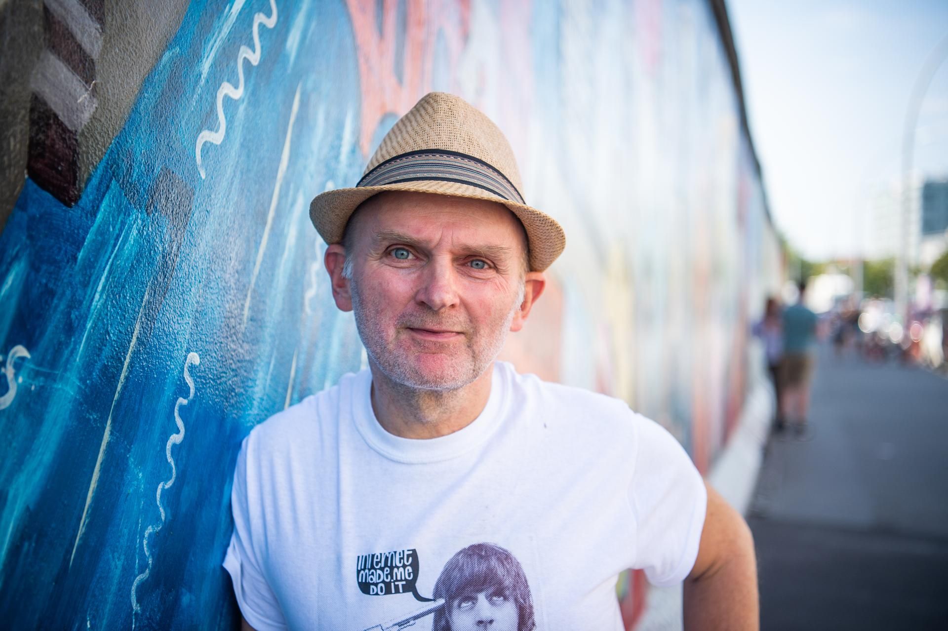 Jim Avignon vor der East Side Gallery