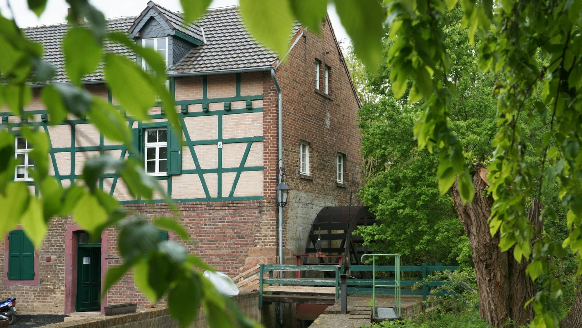 Fachwerkgebäude mit einem Mühlrad