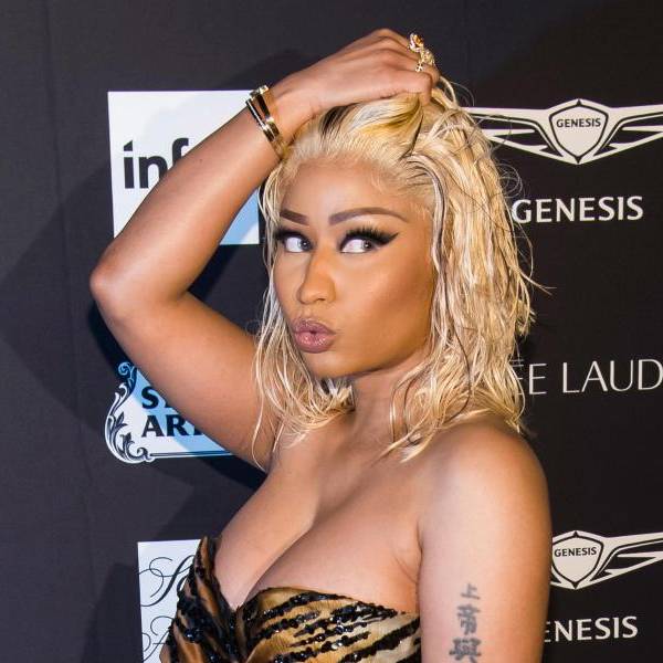 Nicki Minaj vor einer Fotowand.