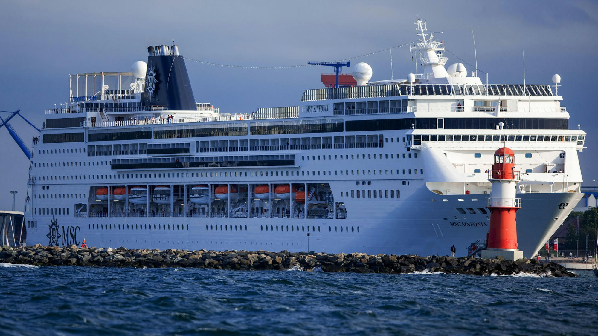 Ein Kreuzfahrtschiff nimmt Fahrt auf.