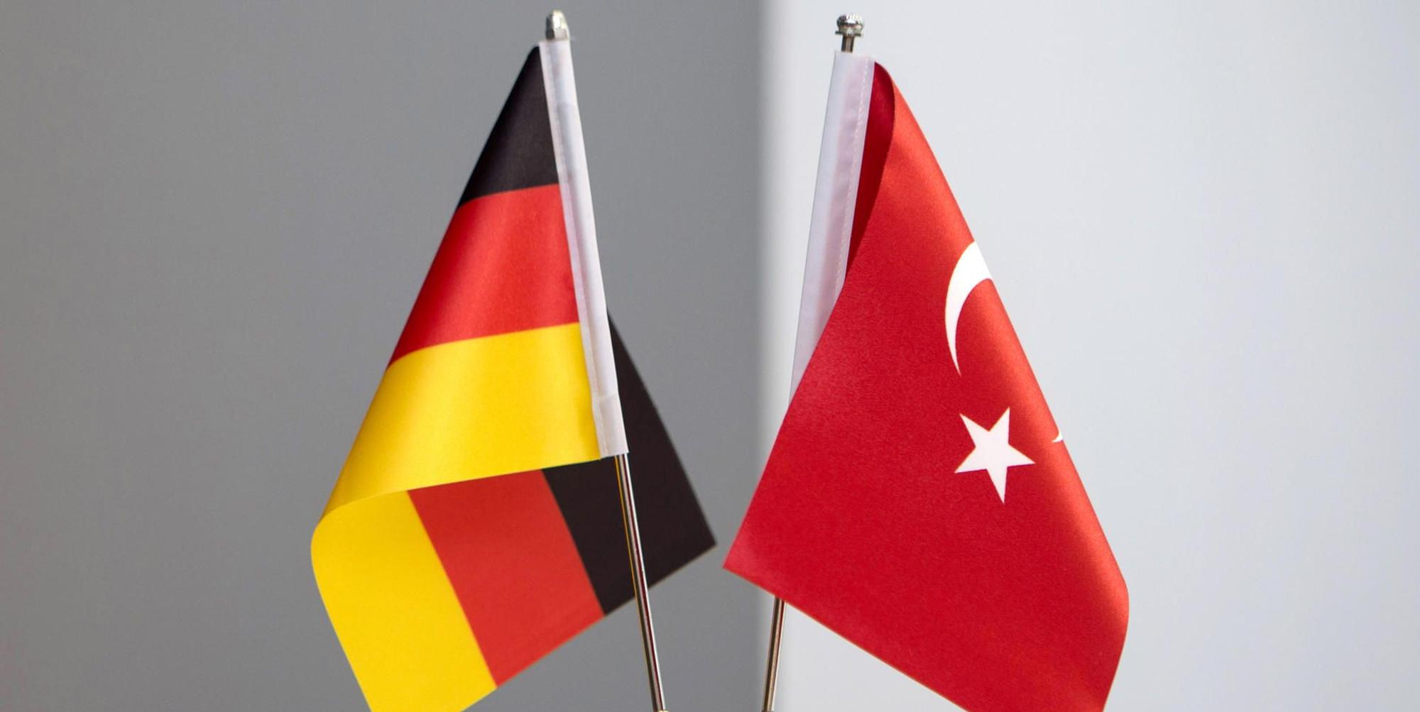 Deutsche_und_tuerkische_Flagge