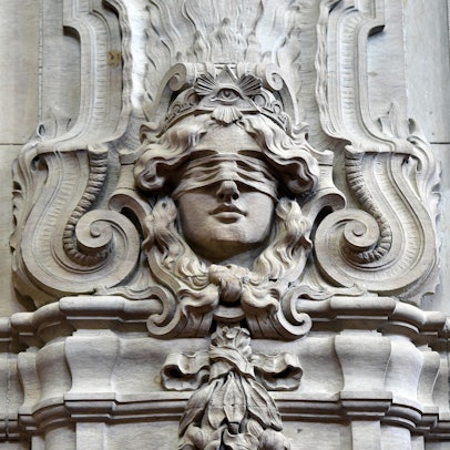 Justitia an einer Mauer