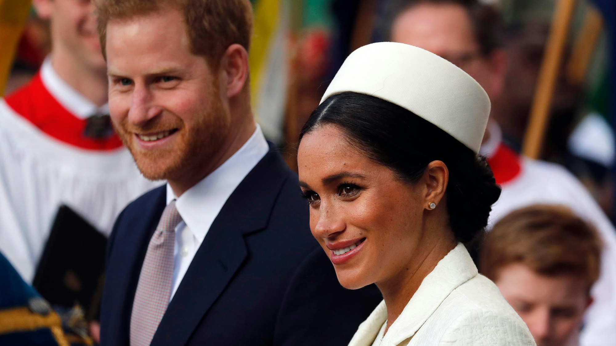 Prinz Harry und Herzogin Meghan lächeln bei einem Termin.