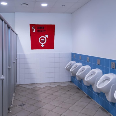 Gender equality zeichen auf klo symbol gleichstellung