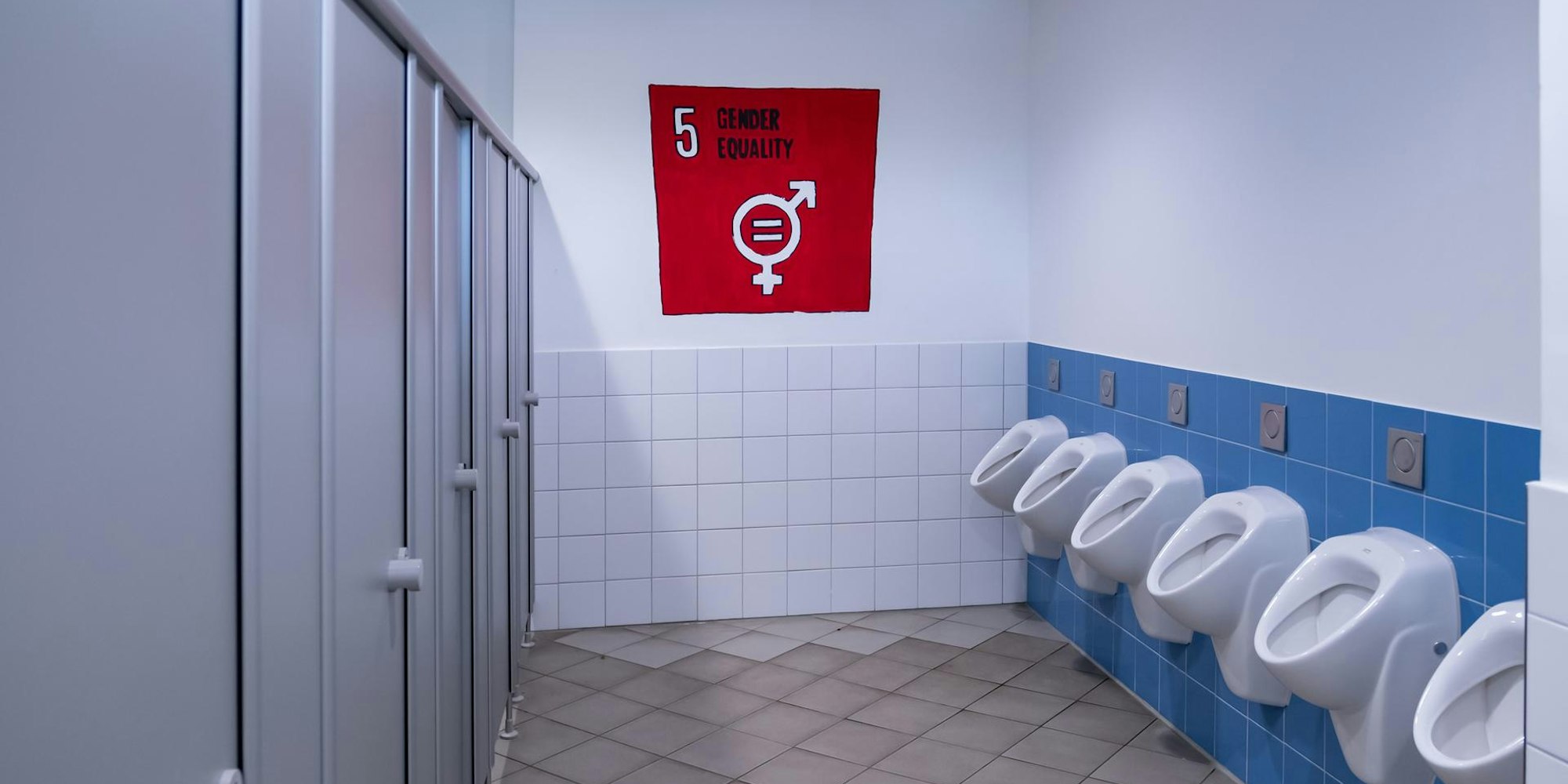 Gender equality zeichen auf klo symbol gleichstellung