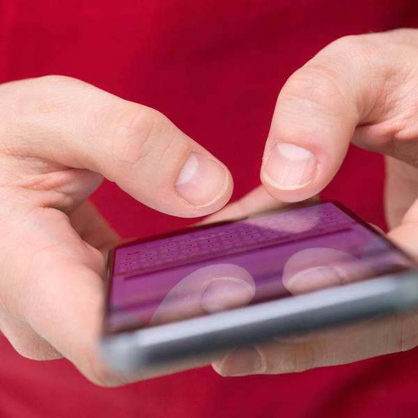 Jemand hat ein Smartphone in der Hand