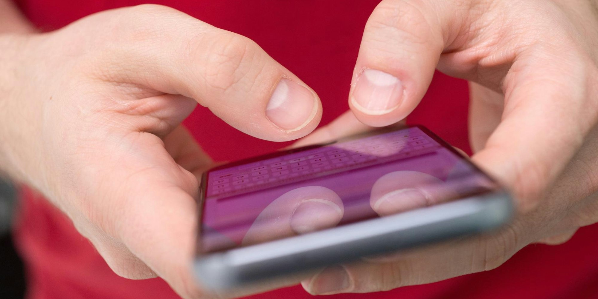 Jemand hat ein Smartphone in der Hand