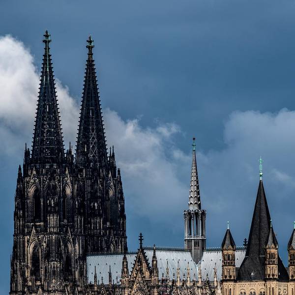 Dom vor bewölktem Himmel