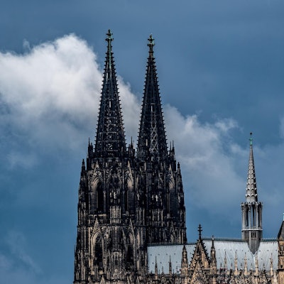 Dom vor bewölktem Himmel