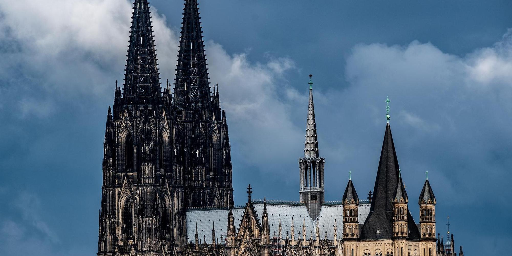 Dom vor bewölktem Himmel