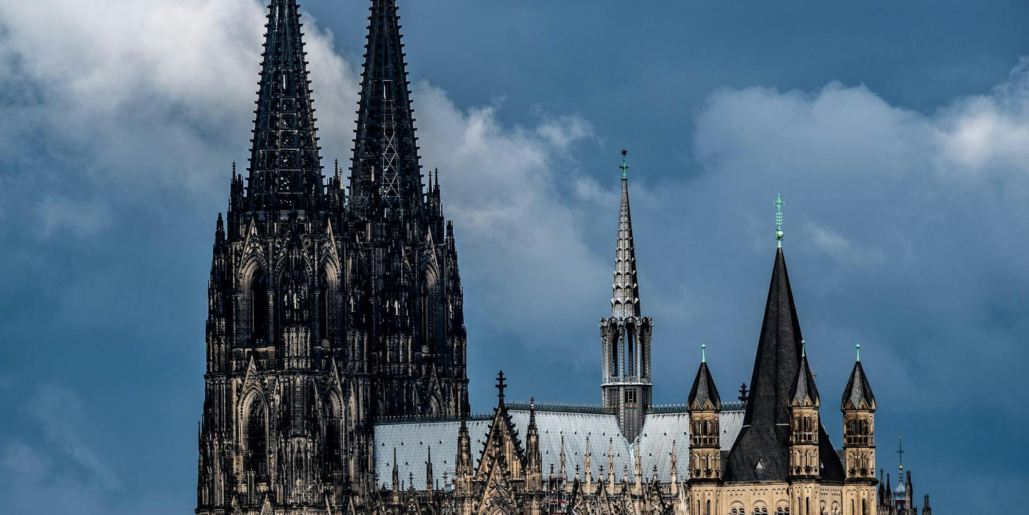 Dom vor bewölktem Himmel