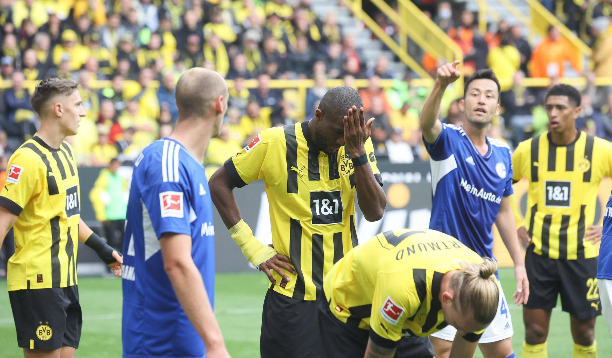 Modeste mit HAnd im Gesicht