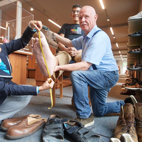 Mann mit großen Füßen