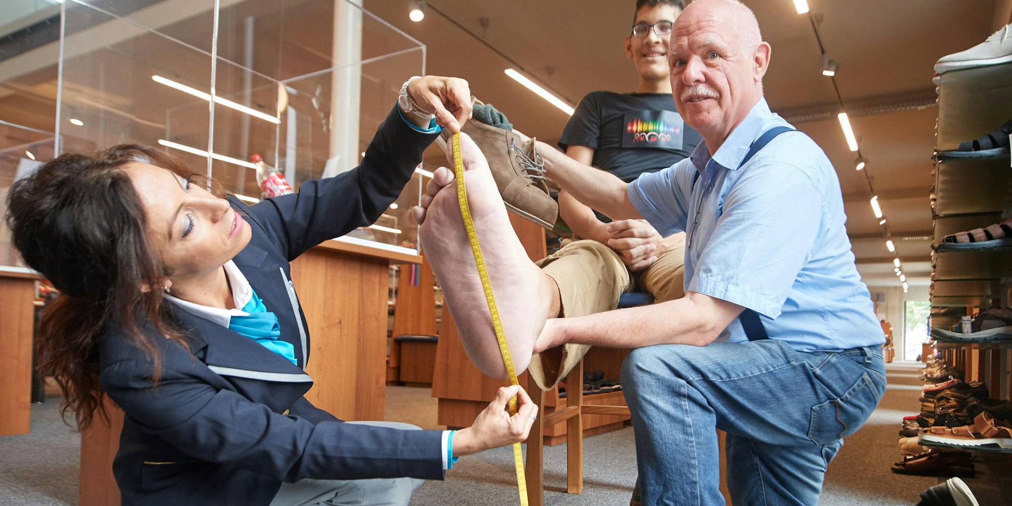 Mann mit großen Füßen