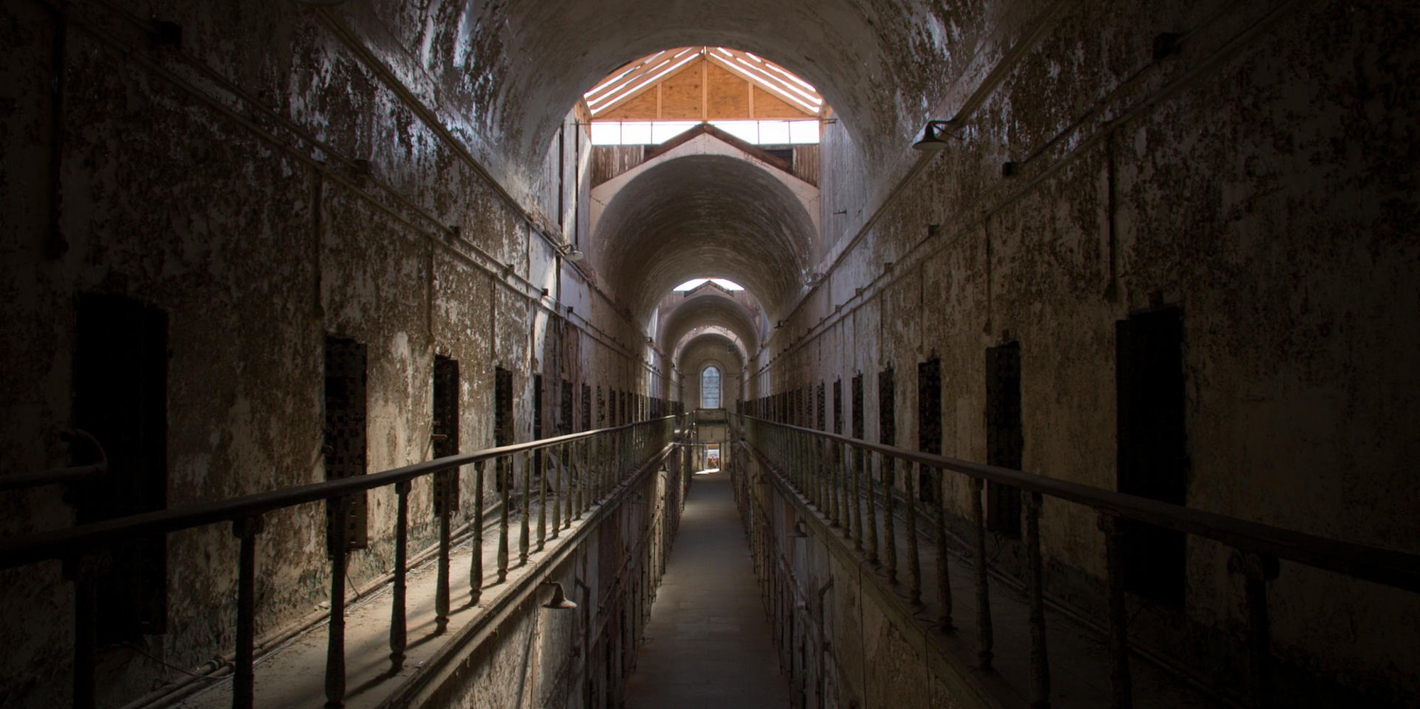 Ein dunkler Flur des Eastern State Penitentiary