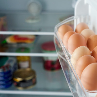 Eier liegen im oberen Fach der Kühlschranktür.