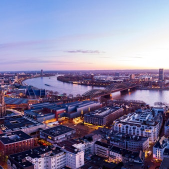 Weihnachtsmarkt mit Dom von oben Getty