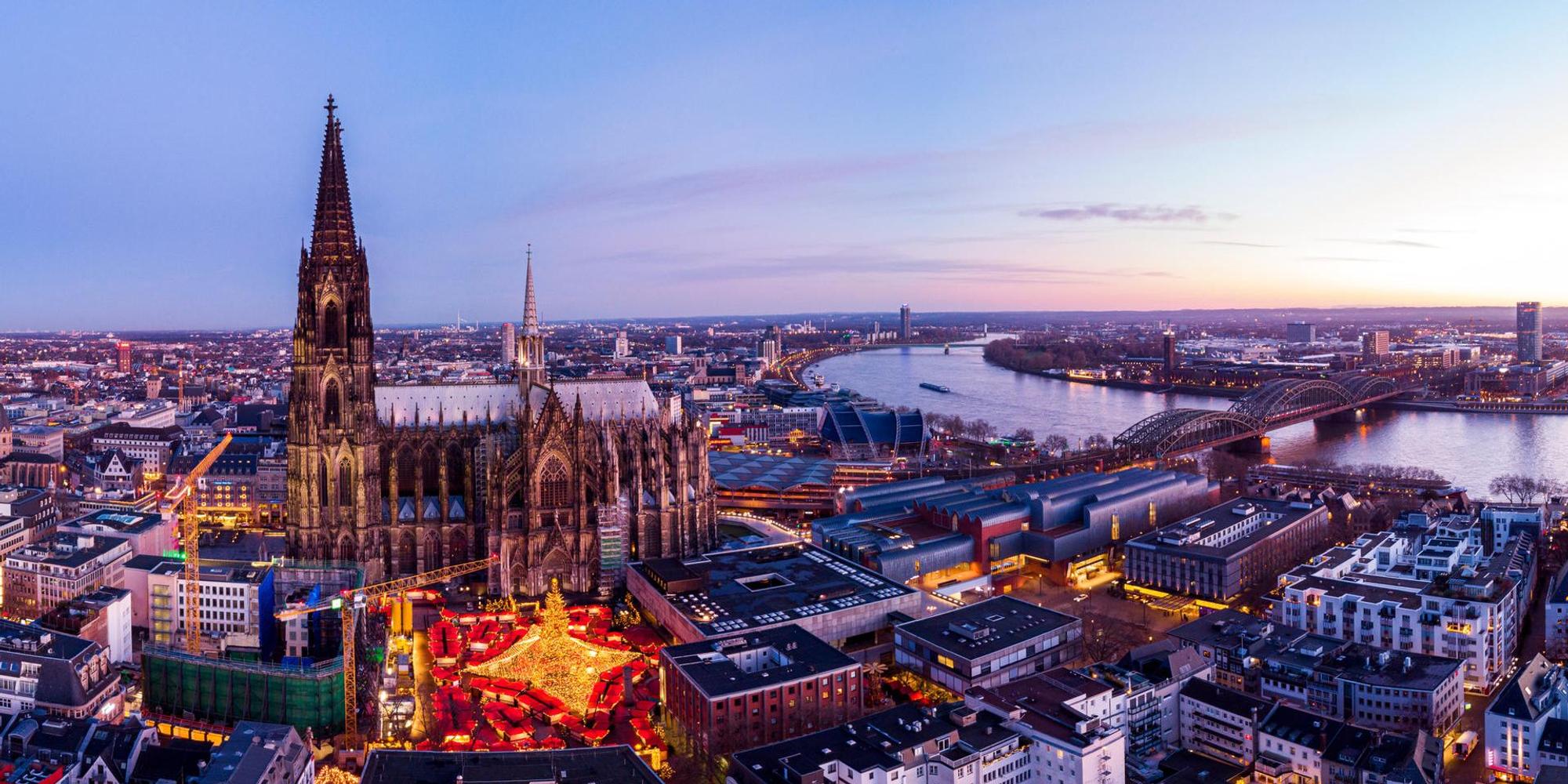 Weihnachtsmarkt mit Dom von oben Getty