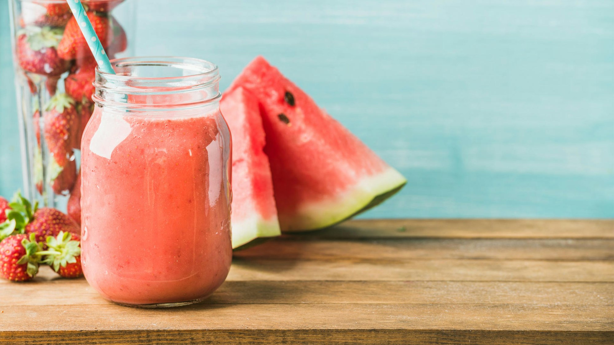 Ein Wassermelonen-Erdbeer-Bananen-Smoothie im Glas