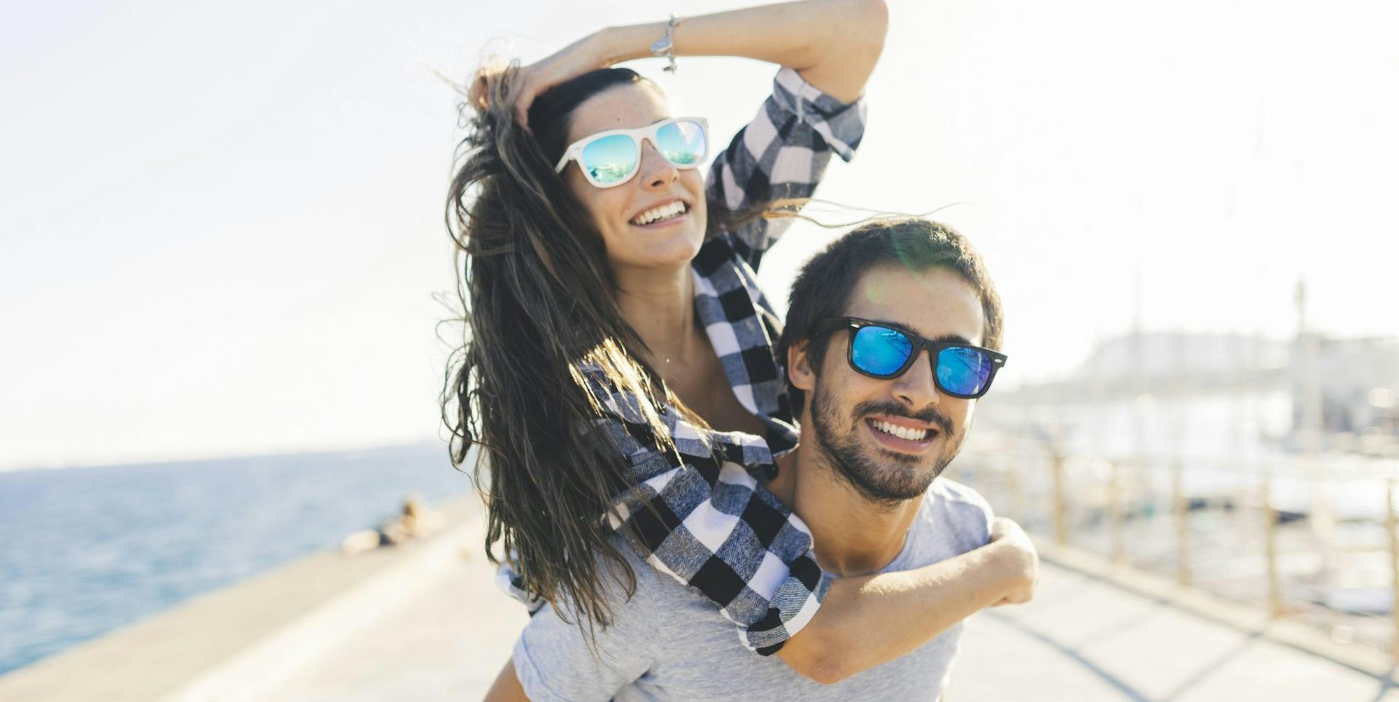 Junges_Paar_glücklich_Huckepack_