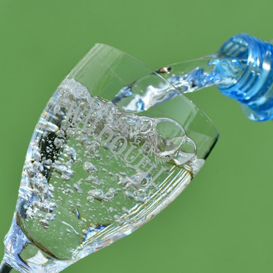 Mineralwasser_Flasche_Glas_dpa