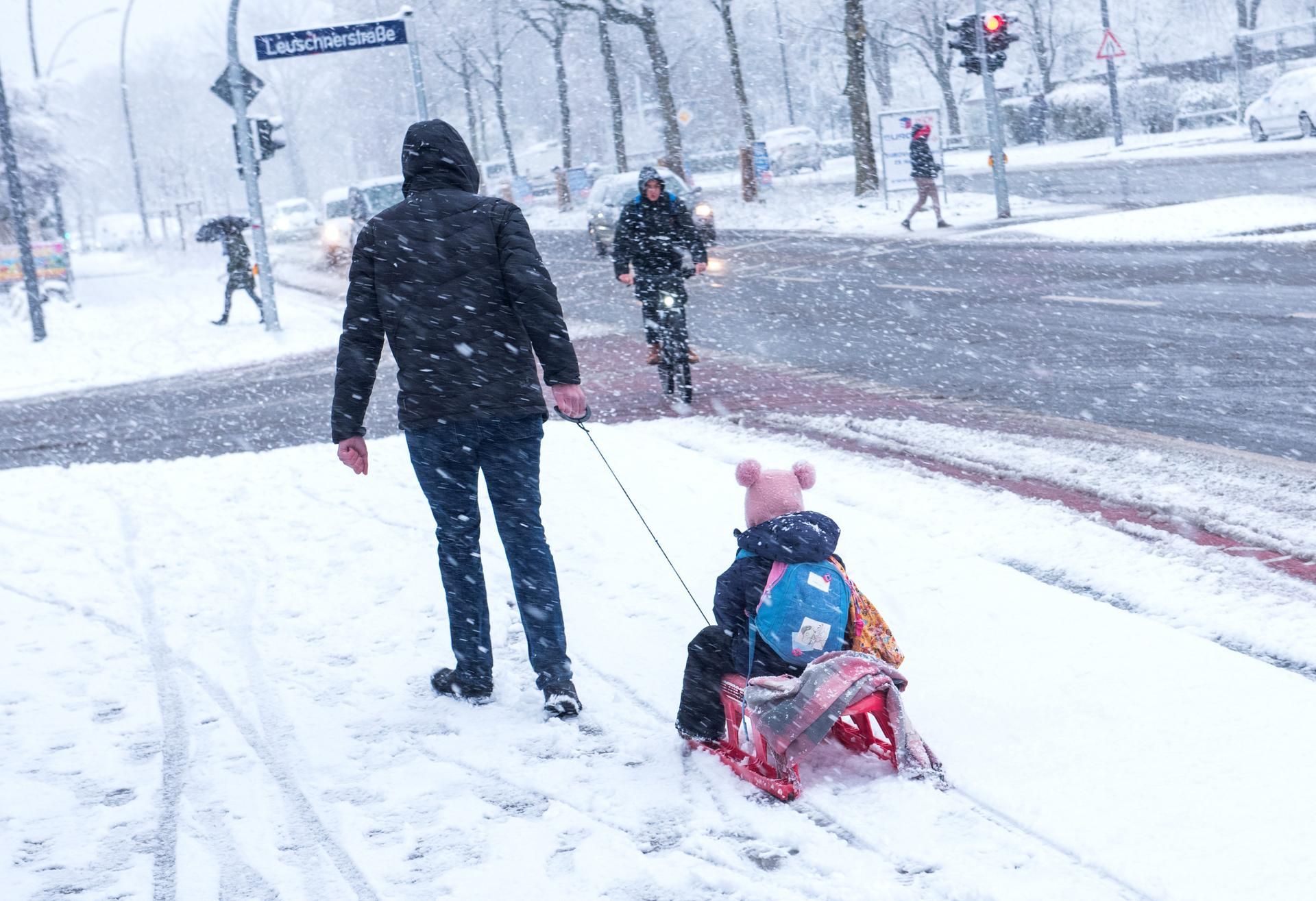 Schnee Hamburg Schlitten