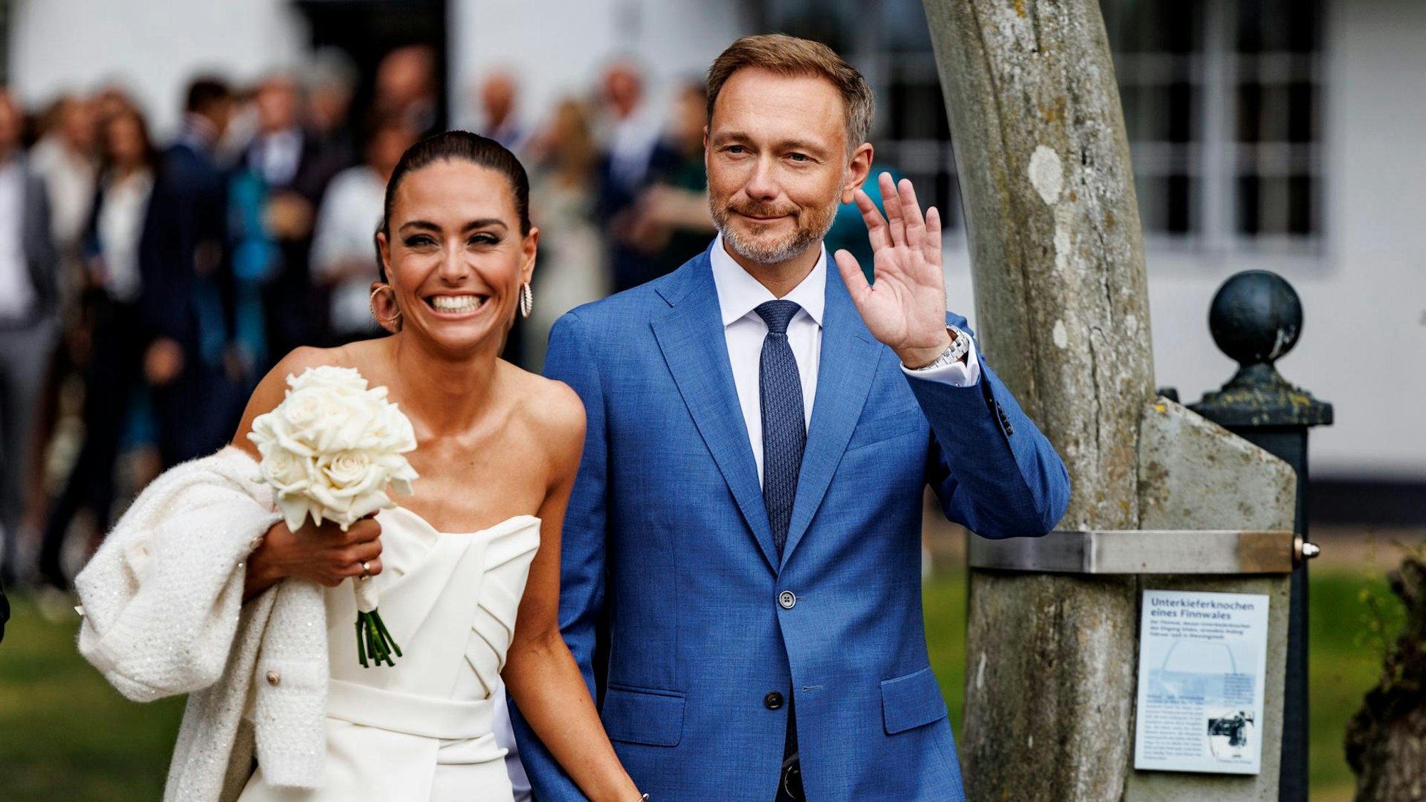 Christian Lindner und Franca Lehfeldt (l) freuen sich nach der Trauung.
