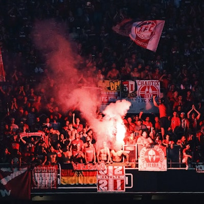 Nizza Bengalo in FC-Kurve