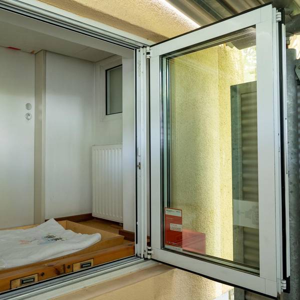 Die geöffnete Babyklappe in Köln von außen.