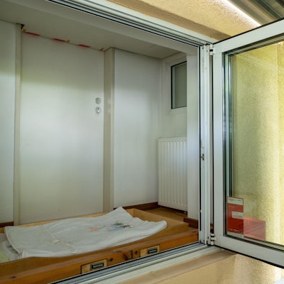 Die geöffnete Babyklappe in Köln von außen.