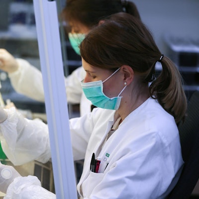 Corona-Test Untersuchung Symbolbild