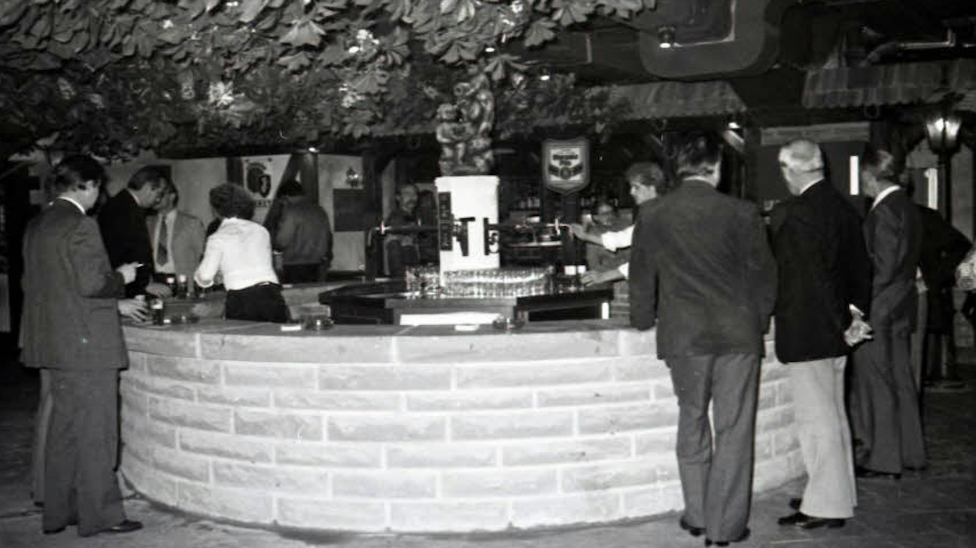 Der Bierbrunnen unter künstlichem Grün war der Mittelpunkt des unterirdischen Dorfes.